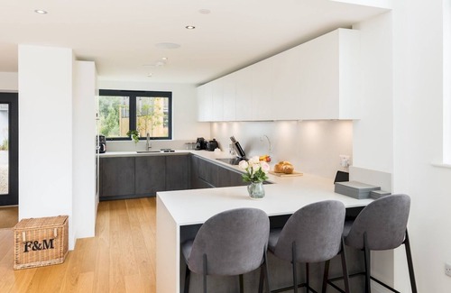 Cirencester Casa | Pass the Keys | Minety Lake lodge | hot tub | games room