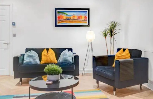 Hoylake Apartamento | Pass the Keys | Golfers Haven 2 BD Flat on Hoylake Beach Parking
