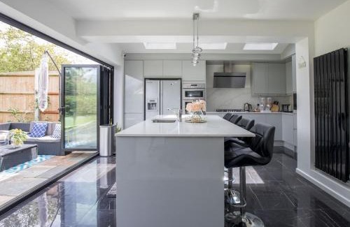 Old Windsor Casa | Pass the Keys Gorgeous Family Home Near River Thames-Old Windsor
