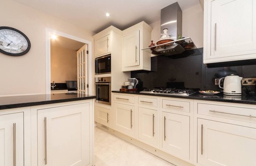 Sidcup Casa | Pass the Keys | Gorgeous 4 BR House Near Station, mins to London