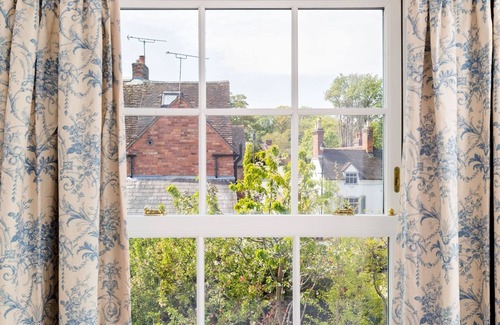 Warwick Casa | Pass the Keys | Gorgeous 3 Bed Cottage, Peaceful Village & Parking