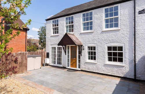 Warwick Casa | Pass the Keys | Gorgeous 3 Bed Cottage, Peaceful Village & Parking
