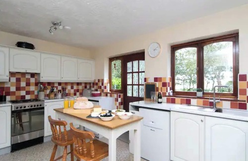 Llanerchymedd Casa | Pass the Keys | Large Lakeside Country House