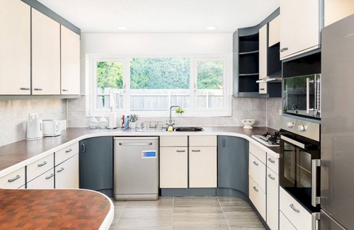 Barford Casa | Pass the Keys | Large 4 Bed House near Warwick with Parking