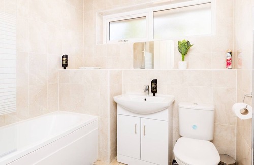 Barford Casa | Pass the Keys | Large 4 Bed House near Warwick with Parking