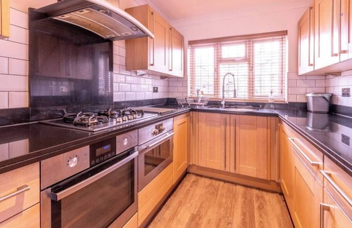 Chelmsford Casa | Pass the Keys | Large and spacious House in Chelmsford!