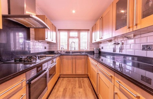 Chelmsford Casa | Pass the Keys | Large and spacious House in Chelmsford!