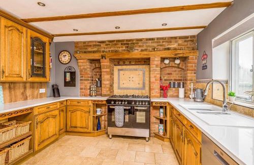 Funtington Casa | Pass the Keys Large Thatched Barn near Bosham