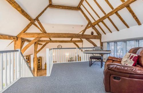 Funtington Casa | Pass the Keys Large Thatched Barn near Bosham