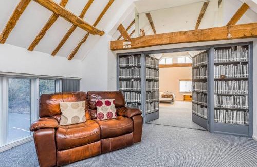 Funtington Casa | Pass the Keys Large Thatched Barn near Bosham