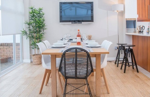 Thornhill Casa | Pass the Keys | Luxury spacious 3Bed home close to City/Stadiums