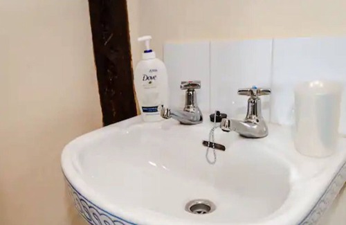 Munslow Casa | Pass the Keys | Malt House With Hot Tub Stunning Tudor Cottage