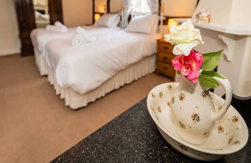 Munslow Casa | Pass the Keys | Malt House With Hot Tub Stunning Tudor Cottage