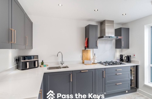 Ascot Casa | Pass the Keys | Modern Townhouse with Garden and Parking in Ascot