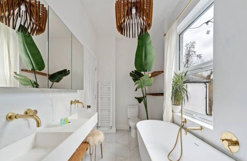 Knight's Hill Casa | Pass the Keys | Modern and luxury London house