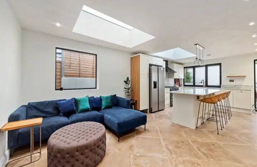 Knight's Hill Casa | Pass the Keys | Modern and luxury London house