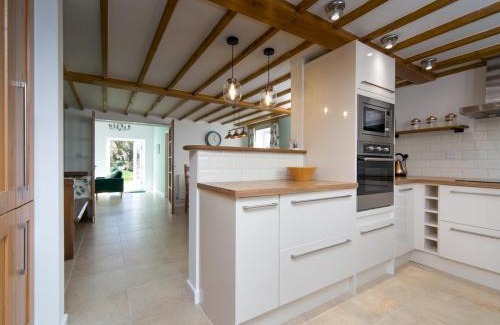Pen-y-sarn Casa | Pass the Keys Modern Character Welsh Cottage with Garden