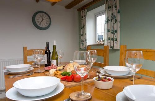 Pen-y-sarn Casa | Pass the Keys Modern Character Welsh Cottage with Garden