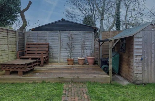 Camberley Casa | Pass the Keys | Modern 3-Bedroom House in Camberley w/Parking