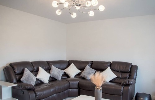 Maidstone Casa | Pass the Keys | Modern and Luxurious House for 5
