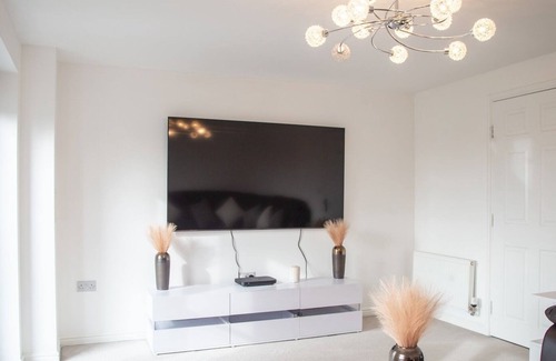Maidstone Casa | Pass the Keys | Modern and Luxurious House for 5
