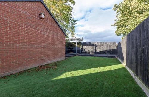 Crook Casa | Pass the Keys Modern Office Driveway Near Crok Durham