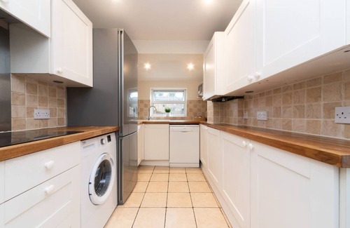 Surbiton Casa | Pass the Keys | Modernised family-friendly cottage