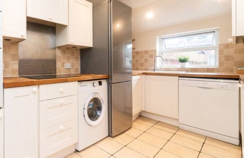 Surbiton Casa | Pass the Keys | Modernised family-friendly cottage