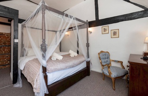 Wokingham Casa | Pass the Keys | Quaint 16th Century Cottage near Wokingham Centre