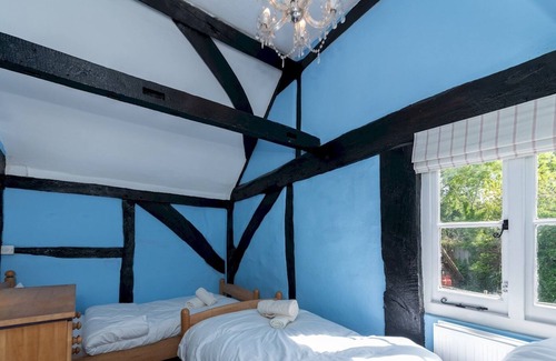 Wokingham Casa | Pass the Keys | Quaint 16th Century Cottage near Wokingham Centre
