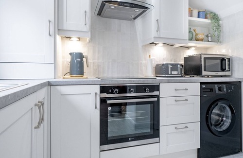 Queens Quarter Casa | Pass the Keys | Rathcool Gorgeous Terrace with Outdoor Living Cafes and Bars