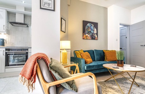 Queens Quarter Casa | Pass the Keys | Rathcool Gorgeous Terrace with Outdoor Living Cafes and Bars