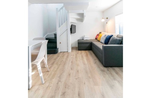 Histon Apartamento | Pass the Keys | Renovated 19th Century Barn w/ Free Parking