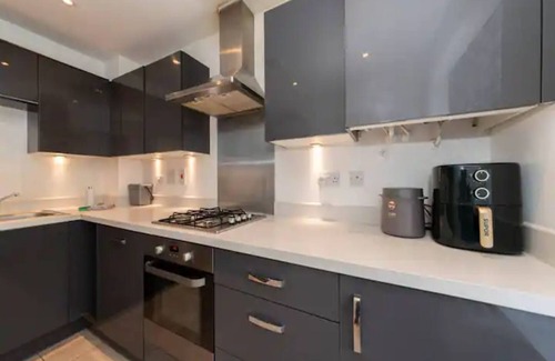 Shinfield Casa | Pass the Keys | Semi-detached house with garden and free parking