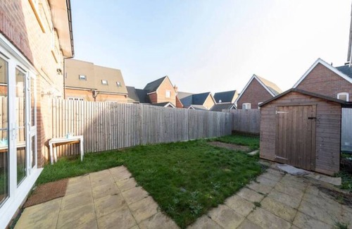 Shinfield Casa | Pass the Keys | Semi-detached house with garden and free parking
