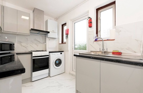 Tolworth Casa | Pass the Keys | Spacious serenity, free parking