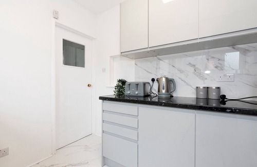 Tolworth Casa | Pass the Keys | Spacious serenity, free parking