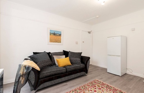 Tolworth Casa | Pass the Keys | Spacious serenity, free parking