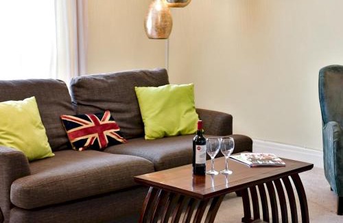 Barry Casa | Pass the Keys Spacious 4 Bedroom home with Parking Garden