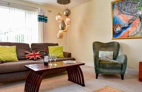 Barry Casa | Pass the Keys Spacious 4 Bedroom home with Parking Garden