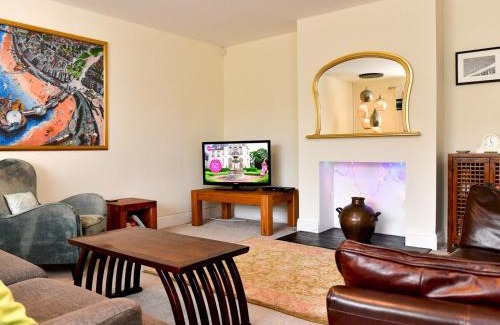 Barry Casa | Pass the Keys Spacious 4 Bedroom home with Parking Garden
