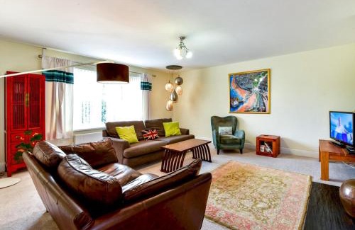 Barry Casa | Pass the Keys Spacious 4 Bedroom home with Parking Garden
