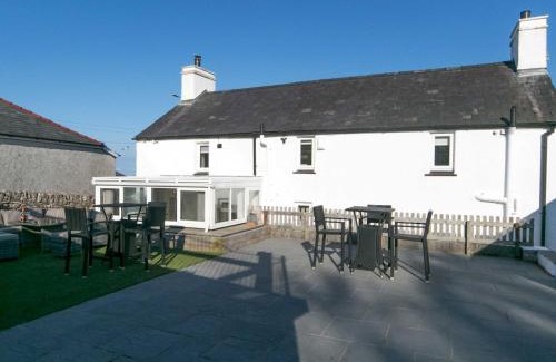 Menai Bridge Casa | Pass the Keys Spacious Cottage in central Benllech with parking