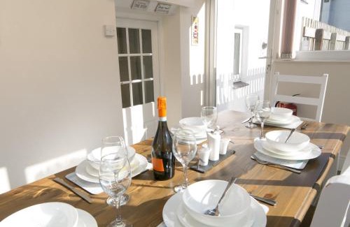 Menai Bridge Casa | Pass the Keys Spacious Cottage in central Benllech with parking