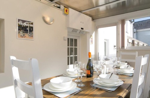 Menai Bridge Casa | Pass the Keys Spacious Cottage in central Benllech with parking