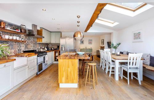 Camberwell Green Casa | Pass the Keys Spacious Camberwell house 30min bus Central London