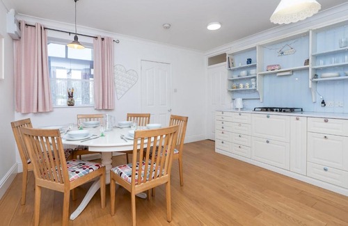 Combe Down Casa | Pass the Keys Spacious family home with parking