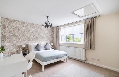 Runnymede Casa | Pass the Keys Spacious family home in Surrey