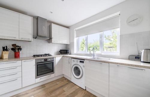 Runnymede Casa | Pass the Keys Spacious family home in Surrey