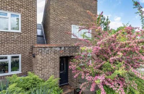 Runnymede Casa | Pass the Keys Spacious family home in Surrey